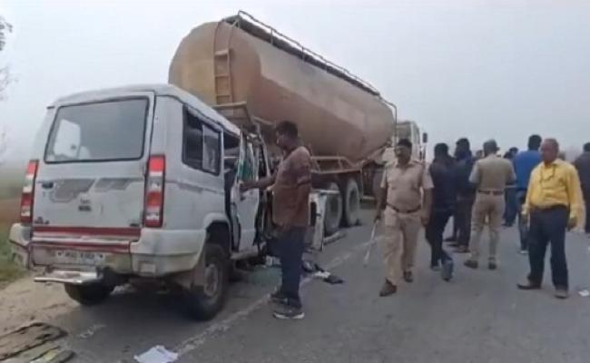कर्नाटक में टाटा सूमो और टैंकर की टक्कर, 13 लोगों की मौत