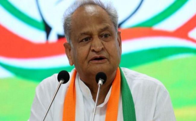 पाकिस्तान से आने वाले टिड्डी दल की तरह ईडी कर रही कांग्रेस नेताओं के खिलाफ चुन-चुनकर कार्रवाई : गहलोत