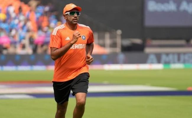 इकाना स्टेडियम में आर.अश्विन को प्रैक्टिस करता देख दर्शकों में उमंग