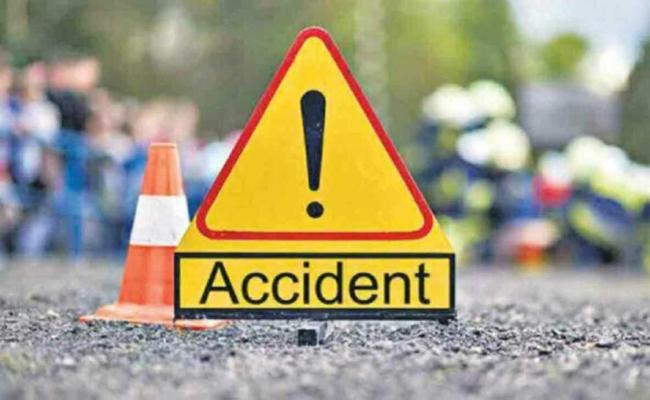 कार ने मोटरसाइकिल को मारी टक्कर, तीन की मौत