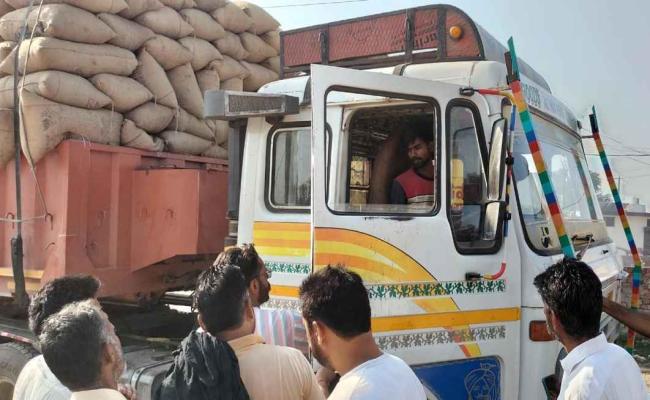 परमल धान लदे बाहरी राज्यों के वाहनों को किसानों ने पकड़ा