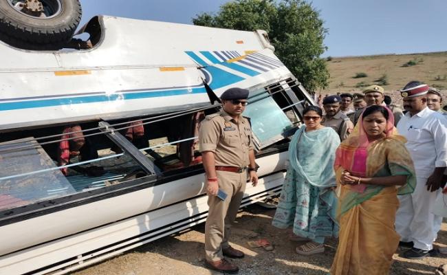 उप्र के मीरजापुर में बस पलटी, मां-बेटे सहित पांच की मौत