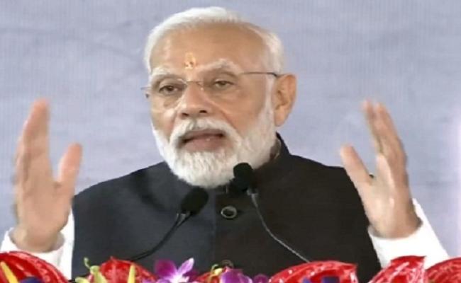 प्रधानमंत्री ने रघुवर मंदिर में की पूजा, चित्रकूट को बताया अलौकिक क्षेत्र