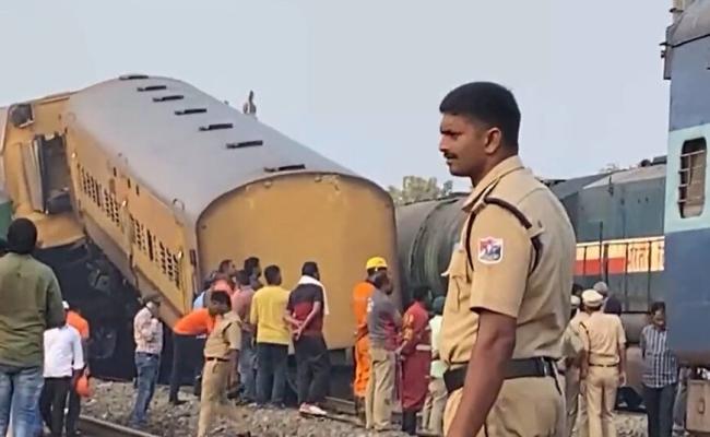 आंध्र प्रदेश के विजयनगरम में दो ट्रेनों के बीच टक्कर, 11 की मौत, 50 घायल