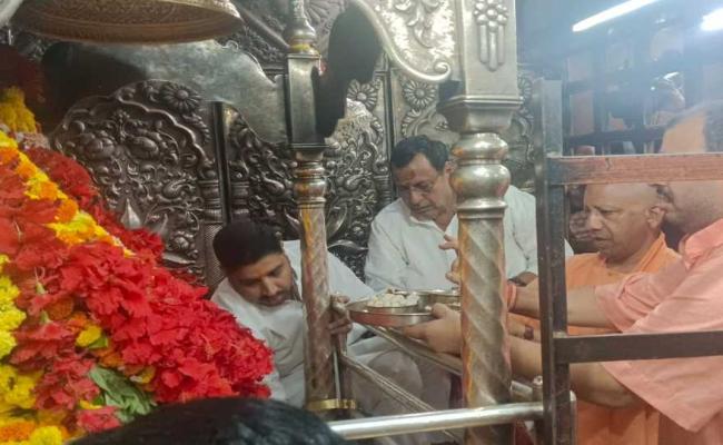 विंध्य दरबार पहुंचे मुख्यमंत्री योगी, नवाया शीश