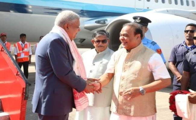 गुवाहाटी पहुंचे उपराष्ट्रपति, मुख्यमंत्री ने किया स्वागत