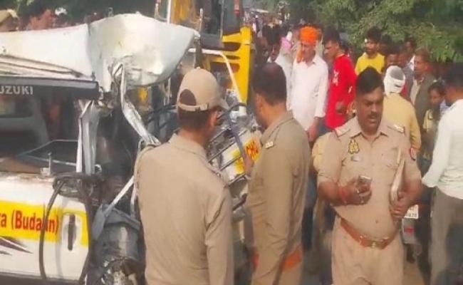 यूपी के बदायूं में स्कूल बस और वैन की टक्कर में पांच की मौत, 16 घायल