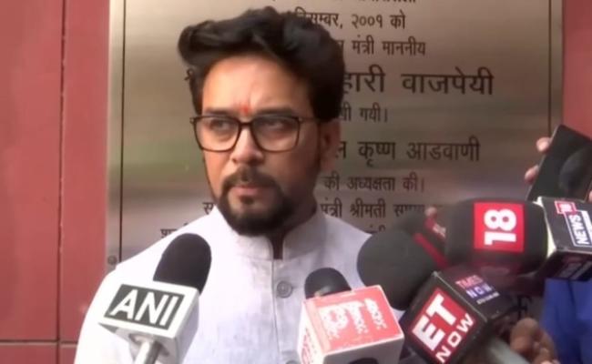 अनुराग ठाकुर का केजरीवाल पर तंज, 'ईमानदारी के सर्टिफिकेट बांटने वालों के सिले होंठ'