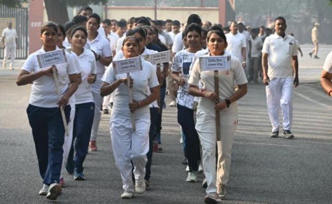 'रन फॉर यूनिटी में थाना प्रभारी एवं कर्मचारी हुए शामिल, दिए एकता के संदेश
