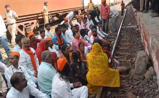 मराठा आरक्षण : तीसरे दिन भी आंदोलन, मुख्यमंत्री ने जारांगे से की बात