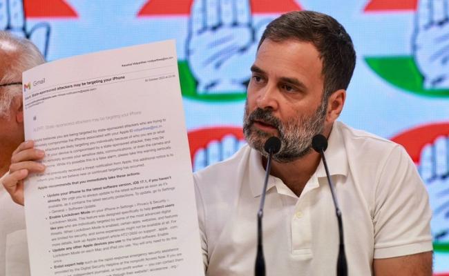 विपक्षी नेताओं के मोबाइल फोन हैक करवा रही है सरकार : राहुल गांधी