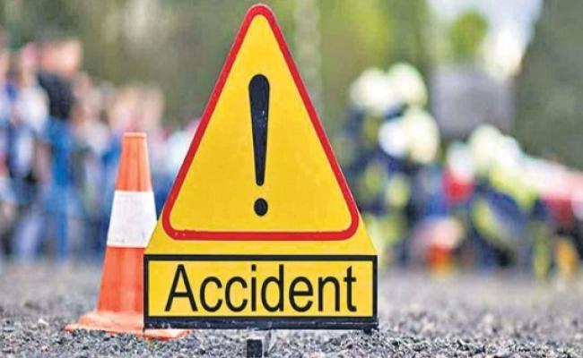 अलीगढ़ में बेकाबू ट्रक ने बस में मारी टक्कर, दो यात्री मरे