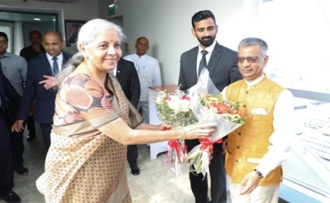 वित्त मंत्री सीतारमण तीन दिवसीय आधिकारिक दौरे पर श्रीलंका पहुंचीं