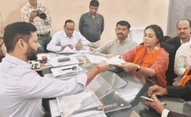 दीयाकुमारी ने रैली निकाल किया शक्ति प्रदर्शन, नामांकन भरने से पहले अपराध को लेकर गहलोत सरकार को कोसा