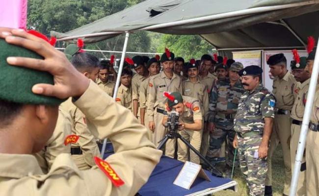 एनसीसी कैंप के दौरान कैडेटो ने ली सैनिक शस्त्रो की सूक्ष्मता की जानकारी