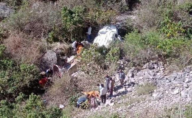 हिमाचल के करसोग में खाई में गिरी जीप, चार महिलाओं सहित पांच की मौत