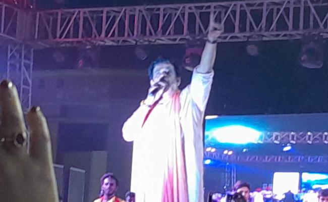 रवि किशन और निरहुआ ने बलिया महोत्सव की आखिरी शाम को यादगार बनाया