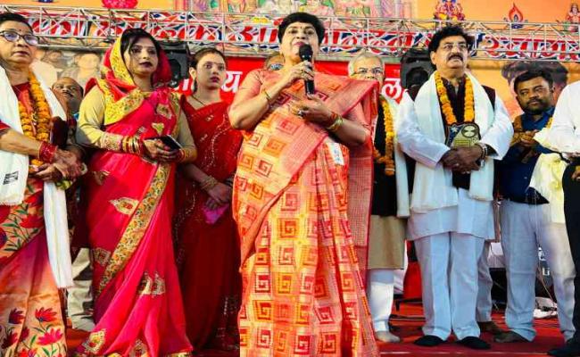 प्रसिद्ध दशहरे मेले में आयोजित हुआ संस्कृत सम्मेलन, गीतकार और संगीतकारों की धुन पर नाचे लोग