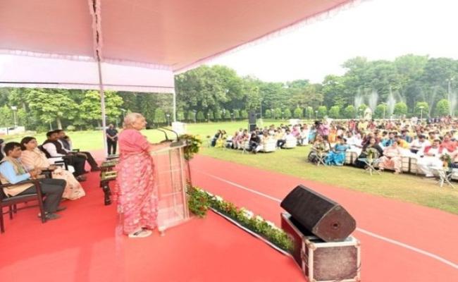 समाज में प्रेरक कार्य करने वाली महिलाओं और दलितों का सम्मान होना चाहिए : आनंदीबेन पटेल