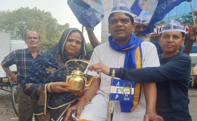 प्रत्याशी विनीत सांखला ने पांच किलोमीटर साइकिल पर पत्नी को बैठाकर भरा नामांकन