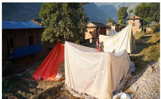 नेपाल के भूकंप प्रभावित क्षेत्र में रातभर खुले में ठिठुरते रहे लोग