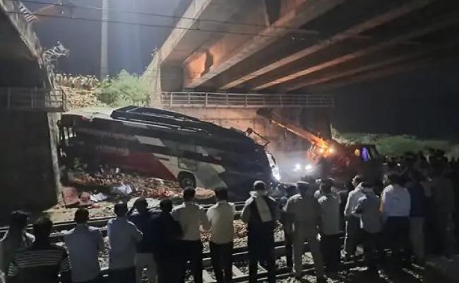 ओवरब्रिज से रेलवे ट्रैक पर गिरी स्लीपर बस, 4 की मौत, ढाई घंटे बंद रहा दिल्ली-जयपुर रेलवे ट्रैक
