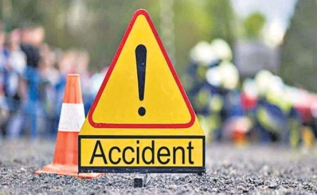 लखनऊ में बेकाबू स्कूल बस पलटी, कई बच्चे घायल