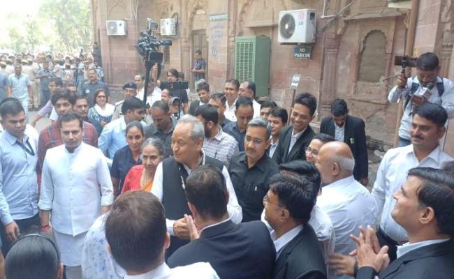 सरदारपुरा सीट से मुख्यमंत्री गहलोत ने भरा नामांकन, सरकार की उपलब्धियां गिनाईं