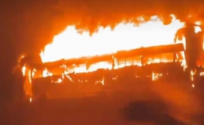 गुरुग्राम में यात्रियों से भरी वोल्वो बस में लगी आग, लोगों ने कूदकर बचाई जान