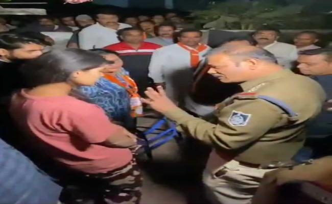 जबलपुर : कांग्रेस प्रत्याशी के कार्यकर्ताओं पर भाजपा की जनचौपाल में जाने वाली महिलाओं से अभद्रता का आरोप
