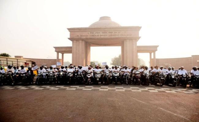 लखनऊ में आयुर्वेद दिवस पर निकाली गयी मोटरसाइकिल रैली