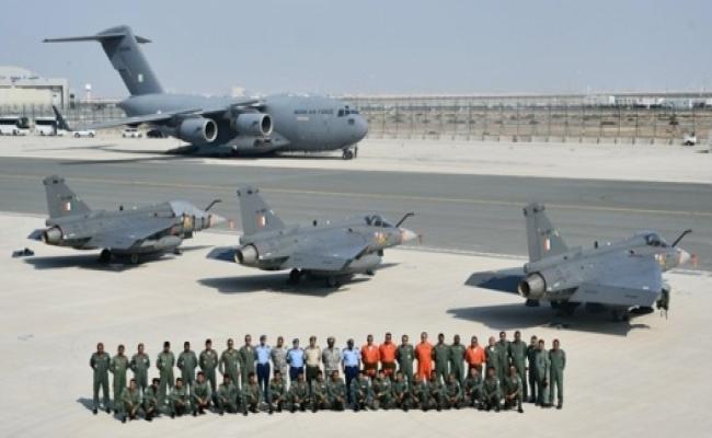 दुबई एयर शो में लड़ाकू विमान तेजस और ध्रुव हेलीकॉप्टर दिखाएंगे भारत की ताकत	