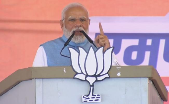 कांग्रेस ने बुंदेलखंड को बूंद-बूंद पानी को तरसाया, उसे सौ साल तक सत्ता के लिए तरसाइएः नरेन्द्र मोदी