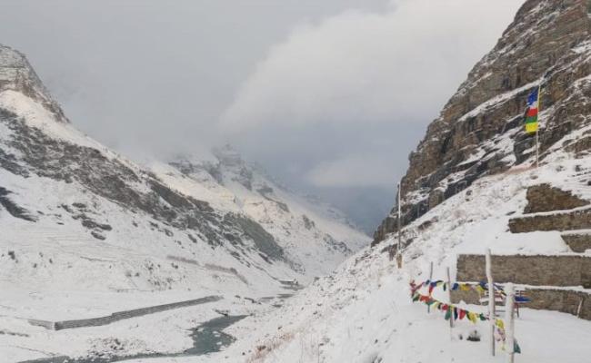 लाहौल स्पीति में ताजा बर्फबारी, नीचले इलाकों में बारिश
