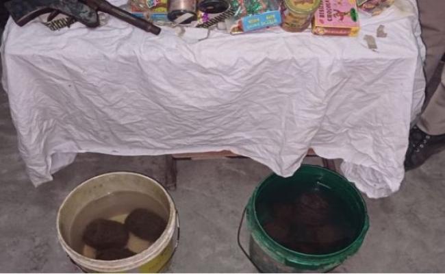 आग्नेयास्त्र और विस्फोटकों के साथ पांच गिरफ्तार