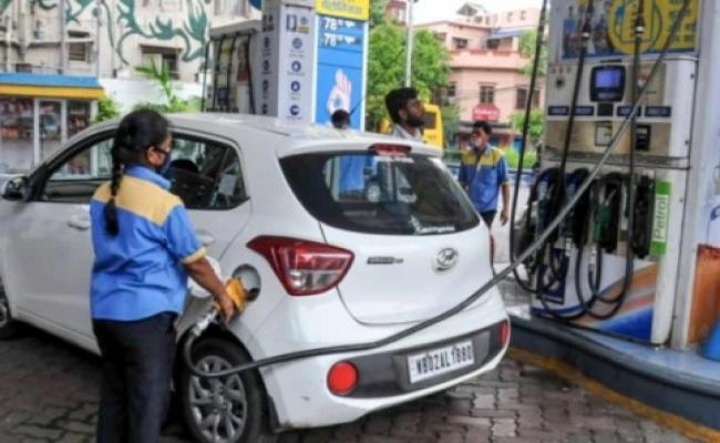 पेट्रोल-डीजल की कीमत स्थिर, कच्चा तेल 82 डॉलर प्रति बैरल के करीब