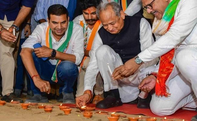 कांग्रेस के दीपोत्सव में एक लाख 56 हजार दीपों का किया प्रज्ज्वलन