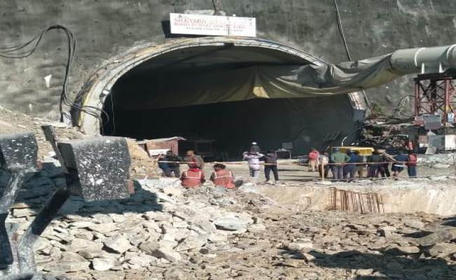 यमुनोत्री हाइवे पर निर्माणाधीन सुरंग का एक हिस्सा टूटने से दर्जनों मजदूर फंसे