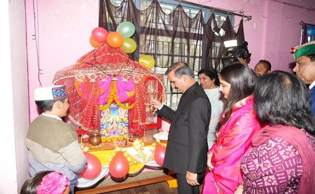 मुख्यमंत्री ने अनाथ आश्रम में बच्चों के साथ मनाई दीवाली