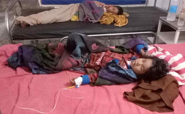संदिग्ध फूड प्वाइजनिंग के शिकार दो और बच्ची को लाया गया सदर अस्पताल