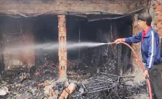 सिंगरौली: मोरवा में दीपावली पर देर रात फर्नीचर की दुकान और मकान में लगी भीषण आग