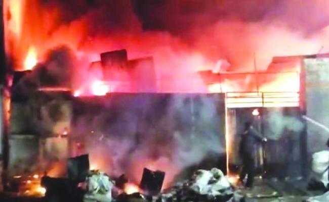 कबाड़ी के गोदाम में लगी आग, लाखों का नुकसान