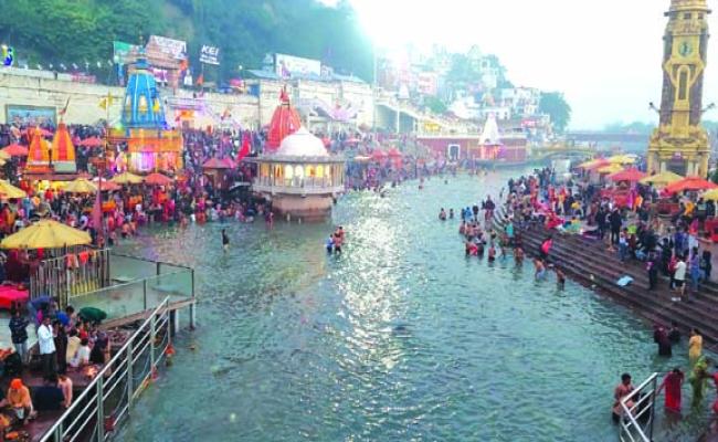 सोमवती अमावस्या पर लोगों ने गंगा में लगाई पुण्य की डुबकी