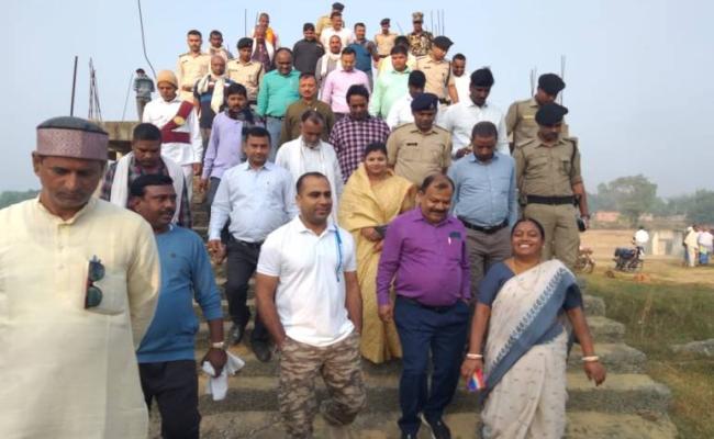 नवादा डीएम व एसपी ने की छठ घाटों का निरीक्षण, दिए कई निर्देश