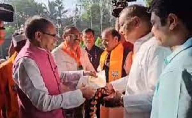 मप्र विस चुनाव: मतदाता पर्ची लेकर कांग्रेस नेता गोविंद गोयल के घर पहुंचे सीएम शिवराज, भाजपा के लिए मांगा वोट