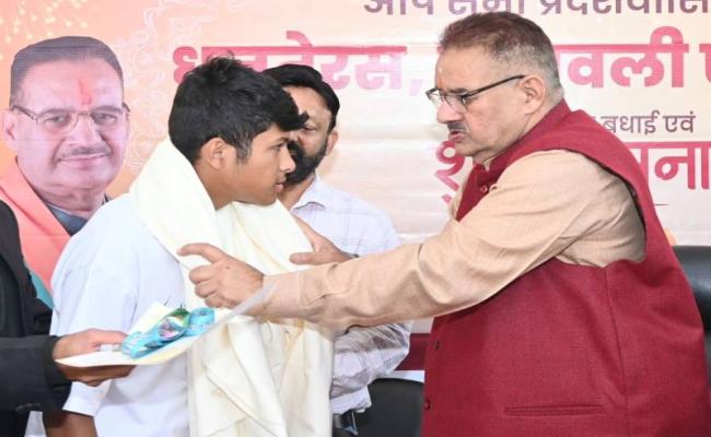 मंत्री जोशी ने छात्र आयुष बिष्ट को किया सम्मानित