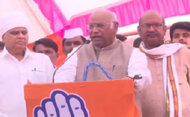 कांग्रेस अध्यक्ष खड़गे का दावा, हमने 27 लाख किसानों के कर्ज और सौ यूनिट बिजली के बिल माफ किए