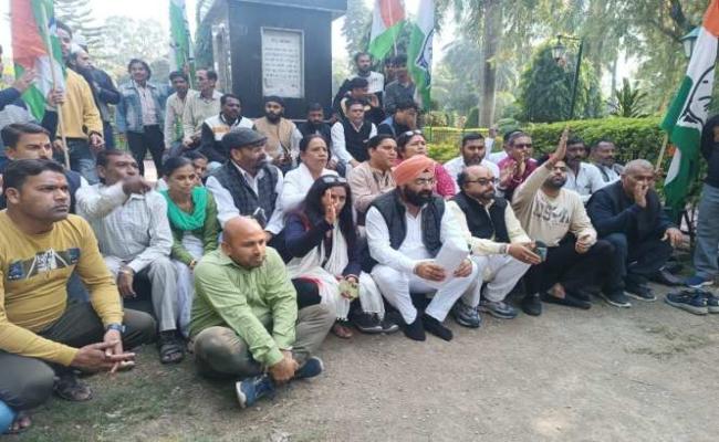 कानून व्यवस्था पर कांग्रेस ने राज्यपाल के नाम डीएम को दिया ज्ञापन