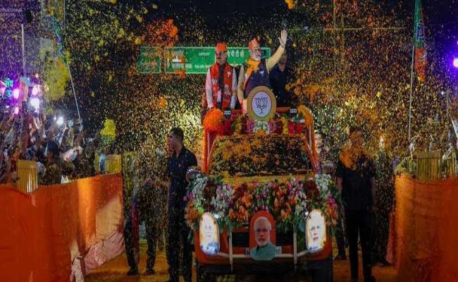 इंदौरः प्रधानमंत्री की सुरक्षा में चूक, रोड शो के दौरान वाहन के आगे आकर गिरे बेरिकेड्स