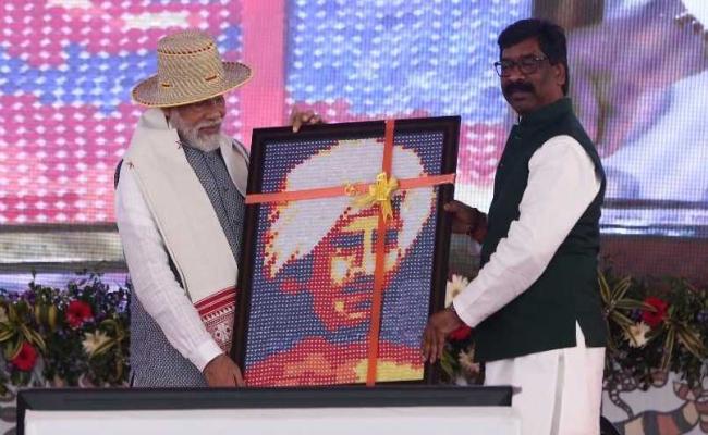 प्रधानमंत्री ने जनजातीय गौरव दिवस पर झारखंड के खूंटी में परियोजनाओं की दी सौगात